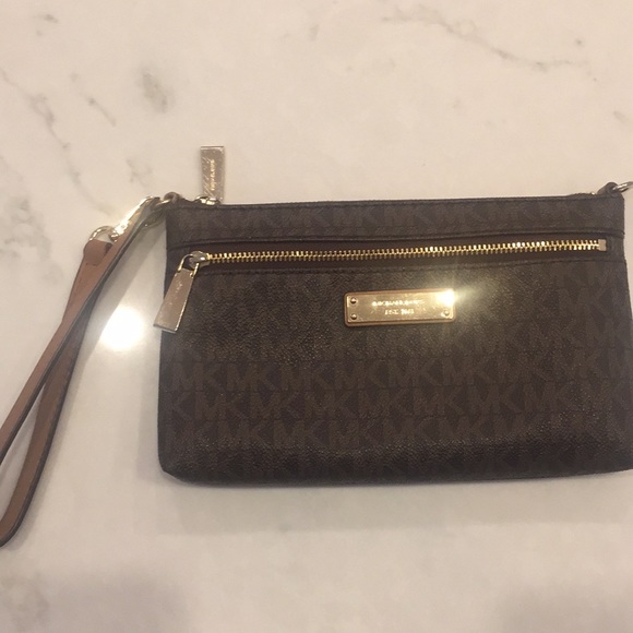 Michael Kors Handbags - Michael Kors wristlet Michael Kors Handbags - Michael Kors wristlet
